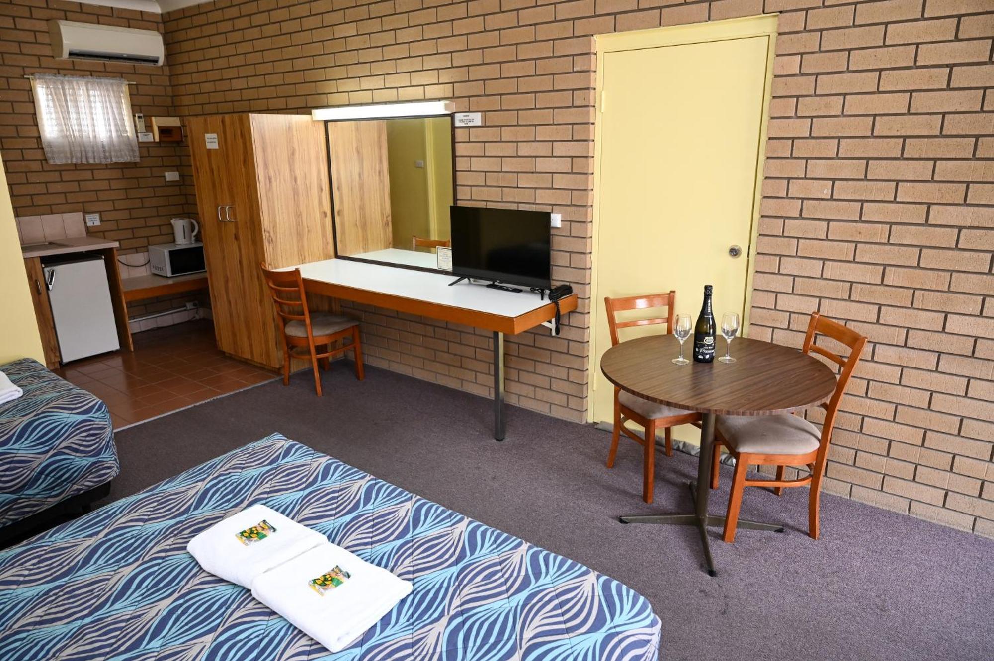 Holbrook Town Centre Motor Inn Exterior photo